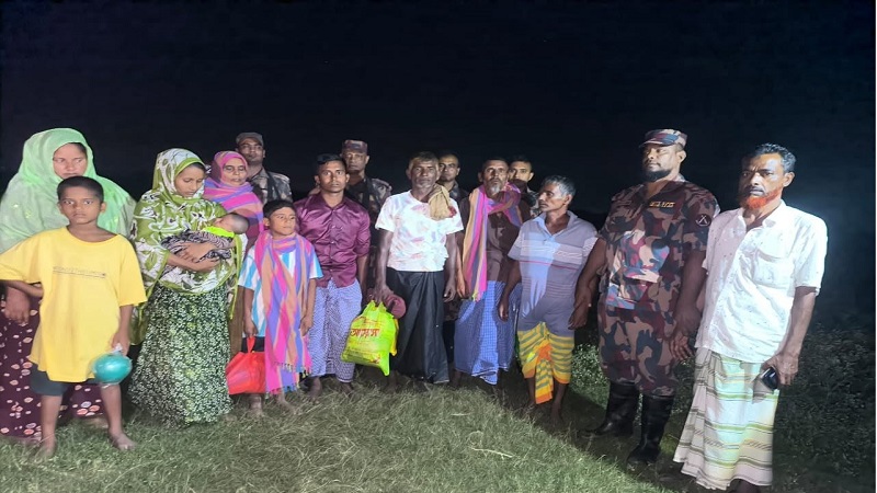 চাঁপাইনবাবগঞ্জ সীমান্তে পদ্মায় নৌকাডুবি,১০ জনকে জীবিত উদ্ধার করল বিএসএফ,১ জন বাংলাদেশে উদ্ধার